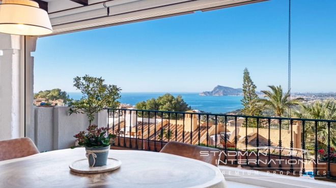 Doppelhaushälfte mit Panoramablick auf das Meer in Altea Hills
