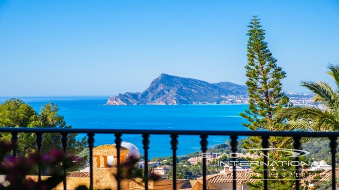 Doppelhaushälfte mit Panoramablick auf das Meer in Altea Hills