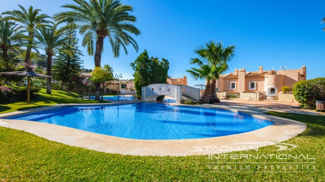 Doppelhaushälfte mit Panoramablick auf das Meer in Altea Hills