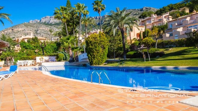 Doppelhaushälfte mit Panoramablick auf das Meer in Altea Hills