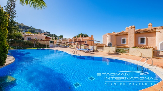 Doppelhaushälfte mit Panoramablick auf das Meer in Altea Hills