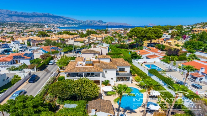Spacious Luxury Villa Near the Beach and Albir Town