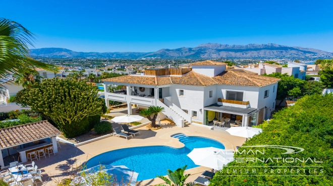 Spacious Luxury Villa Near the Beach and Albir Town