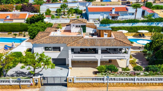 Spacious Luxury Villa Near the Beach and Albir Town
