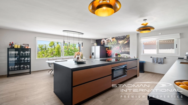 Spacious Luxury Villa Near the Beach and Albir Town