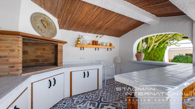 Spacious Luxury Villa Near the Beach and Albir Town