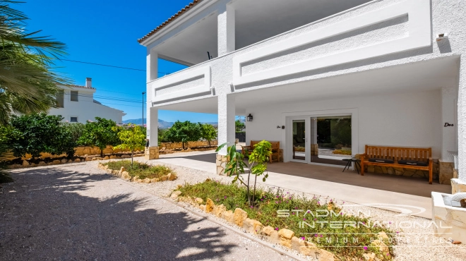 Spacious Luxury Villa Near the Beach and Albir Town