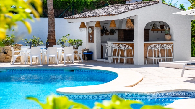 Spacious Luxury Villa Near the Beach and Albir Town
