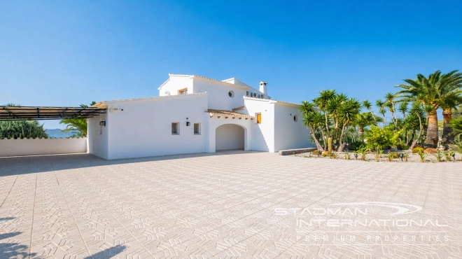Villa with Spacious Plot and Sea Views Within Walking Distance of Old Town Altea
