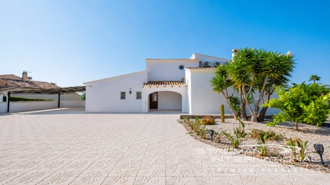 Villa with Spacious Plot and Sea Views Within Walking Distance of Old Town Altea