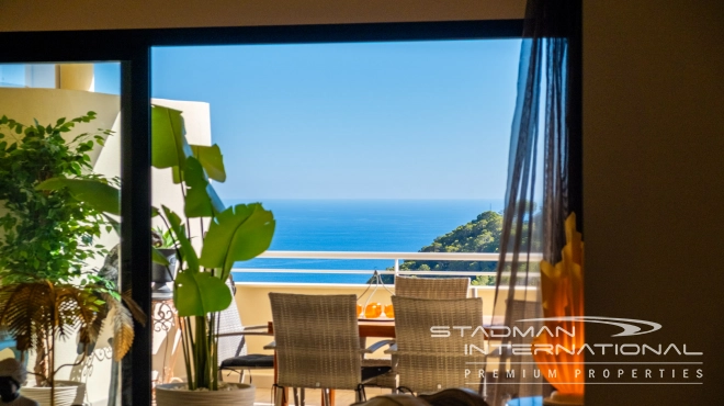 Corner Apartment with Spacious Terrace and Sea Views 
