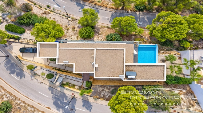 Villa Moderna con Vistas Panorámicas al Mar y a la Montaña