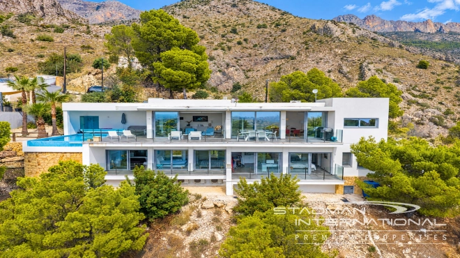 Villa Moderna con Vistas Panorámicas al Mar y a la Montaña