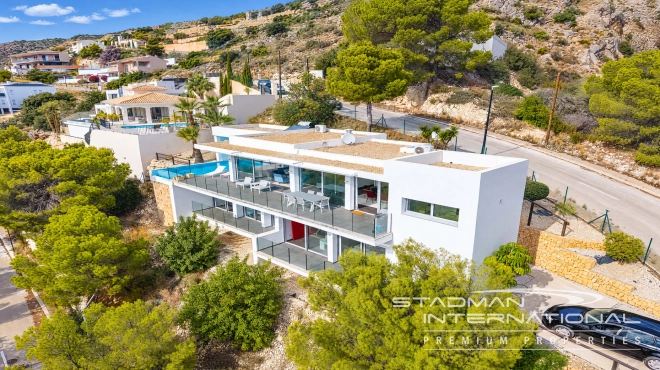 Villa Moderna con Vistas Panorámicas al Mar y a la Montaña