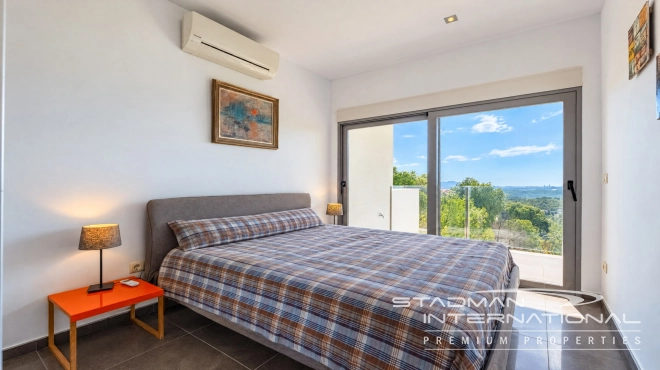 Villa Moderna con Vistas Panorámicas al Mar y a la Montaña