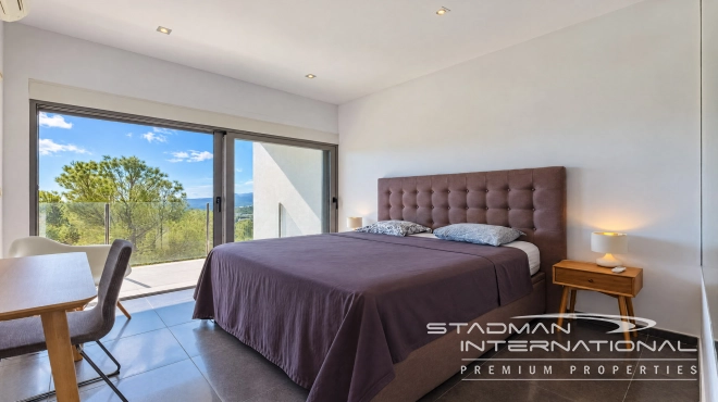 Villa Moderna con Vistas Panorámicas al Mar y a la Montaña