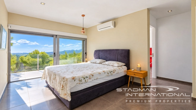 Villa Moderna con Vistas Panorámicas al Mar y a la Montaña