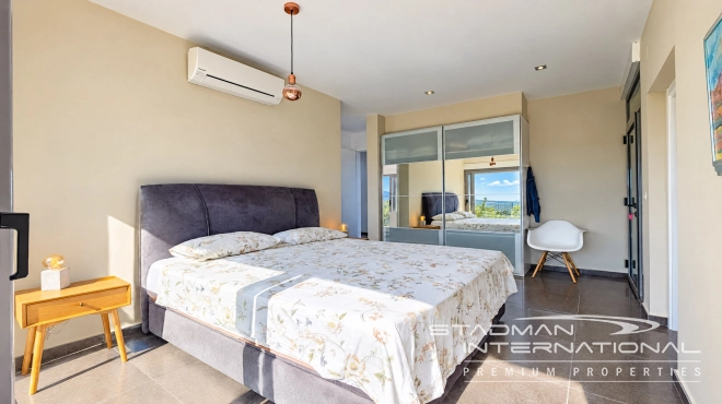 Villa Moderna con Vistas Panorámicas al Mar y a la Montaña