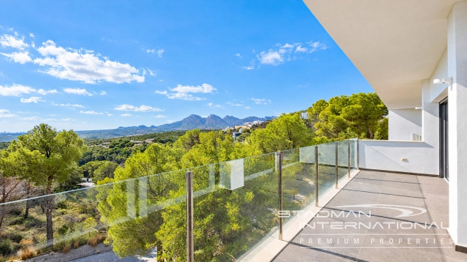 Villa Moderna con Vistas Panorámicas al Mar y a la Montaña