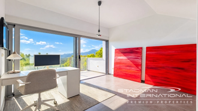 Villa Moderna con Vistas Panorámicas al Mar y a la Montaña