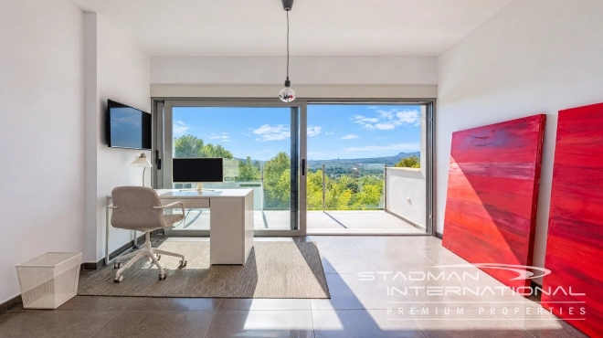 Villa Moderna con Vistas Panorámicas al Mar y a la Montaña