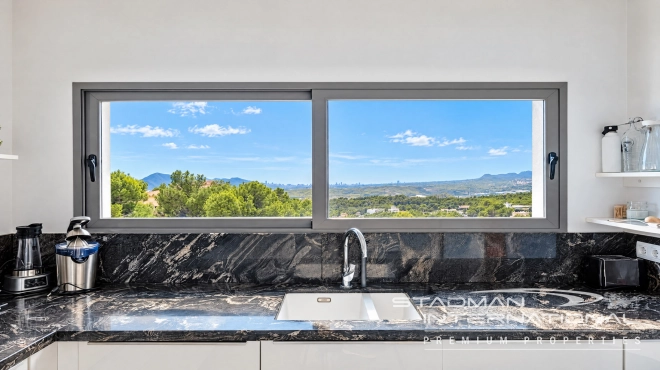 Villa Moderna con Vistas Panorámicas al Mar y a la Montaña