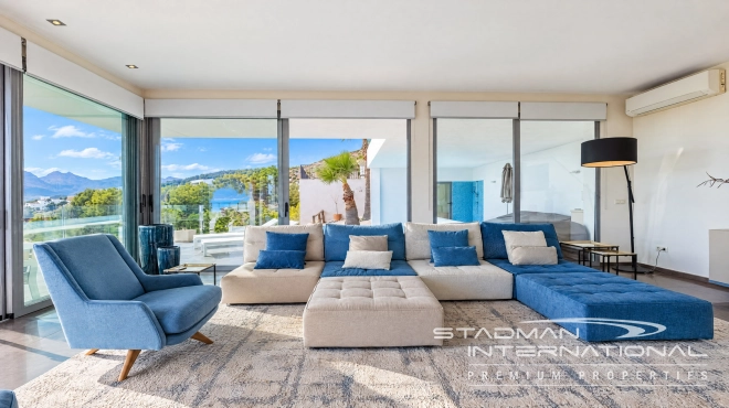 Villa Moderna con Vistas Panorámicas al Mar y a la Montaña