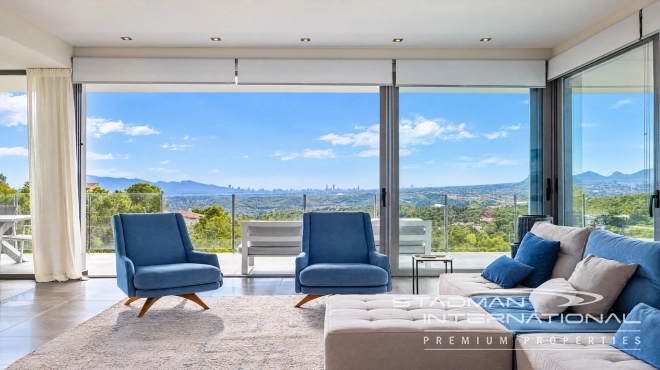 Villa Moderna con Vistas Panorámicas al Mar y a la Montaña