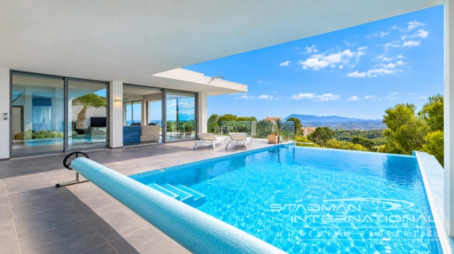 Villa Moderna con Vistas Panorámicas al Mar y a la Montaña
