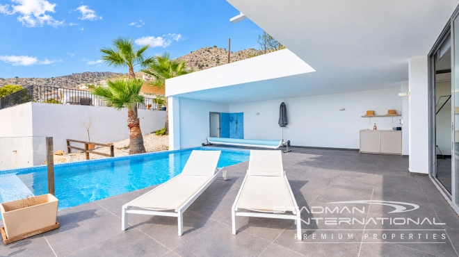 Villa Moderna con Vistas Panorámicas al Mar y a la Montaña