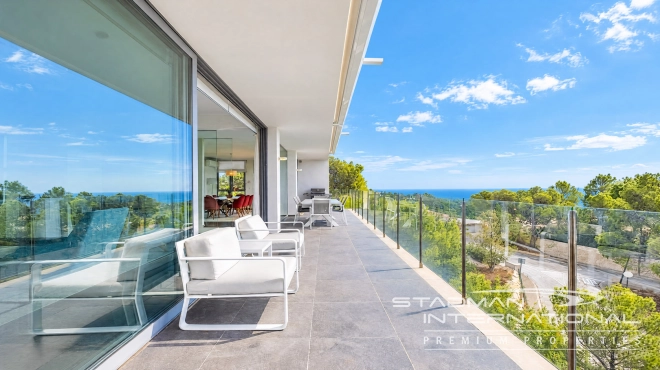 Villa Moderna con Vistas Panorámicas al Mar y a la Montaña