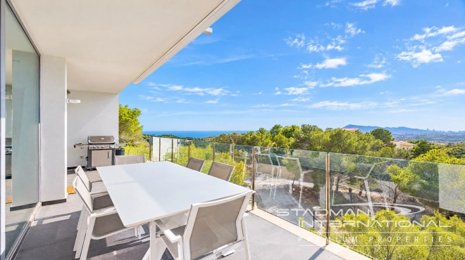 Villa Moderna con Vistas Panorámicas al Mar y a la Montaña