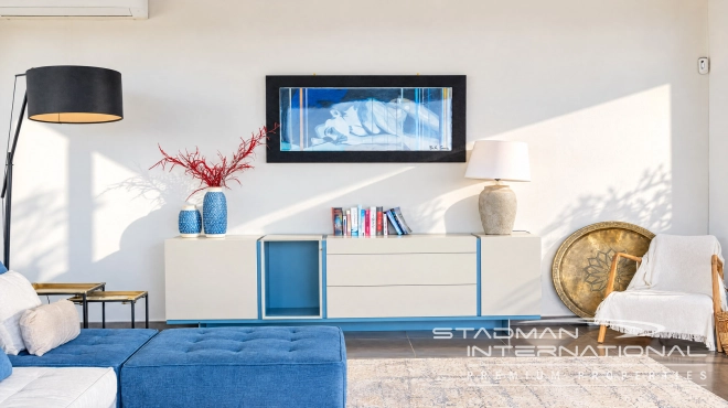 Villa Moderna con Vistas Panorámicas al Mar y a la Montaña